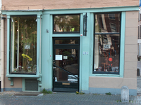 820011 Gezicht op de winkelpui het hoekpand Oudegracht 302 ( Culture Mix antiquiteiten) te Utrecht.N.B. Vanaf ca. 1860 ...